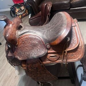 Elegant Brown Western Saddle